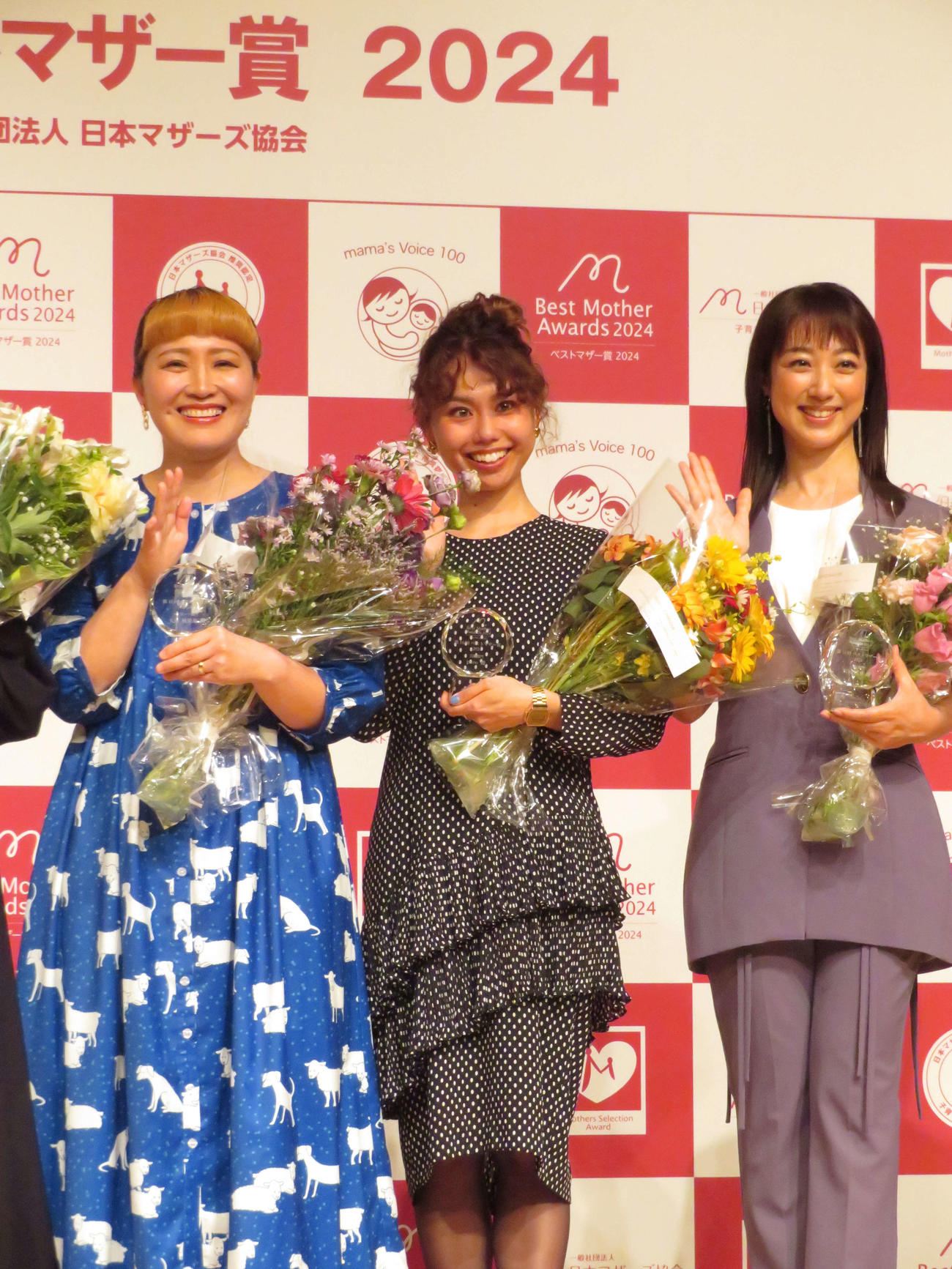 「第16回ベストマザー賞　2024」式典に出席した左から丸山桂里奈、peco、川田裕美