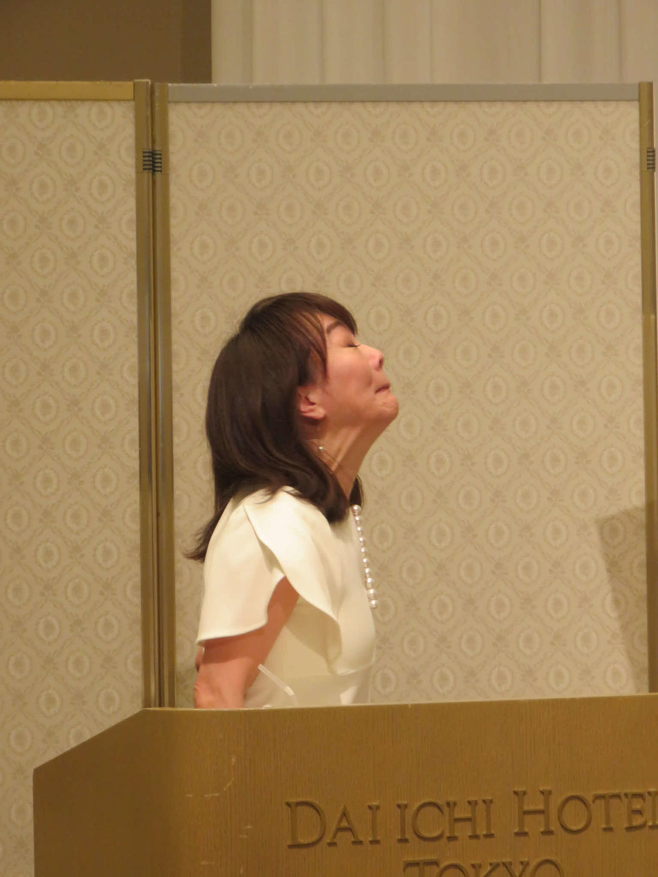 “祝福の亀”を披露する木佐彩子