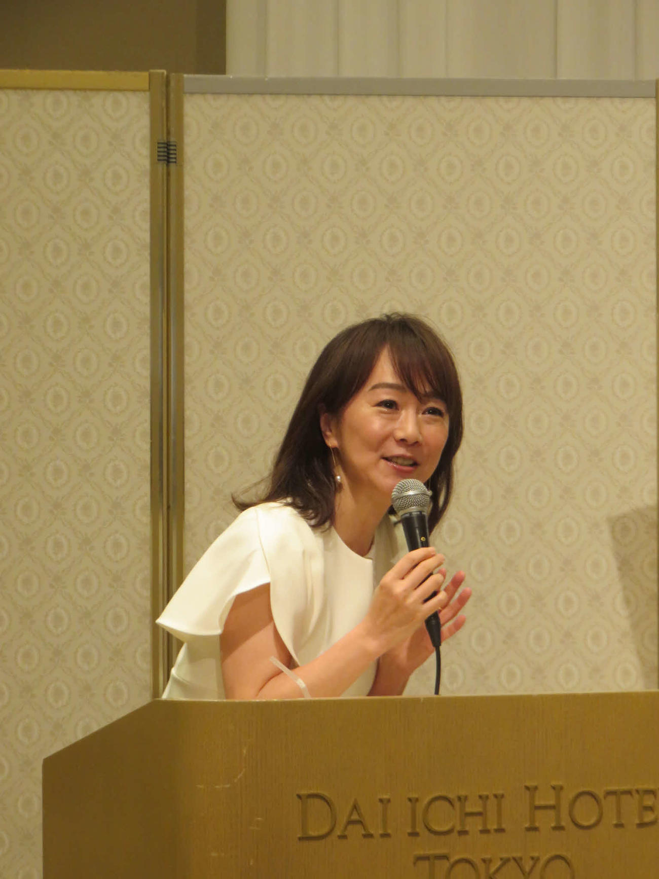 司会をする木佐彩子