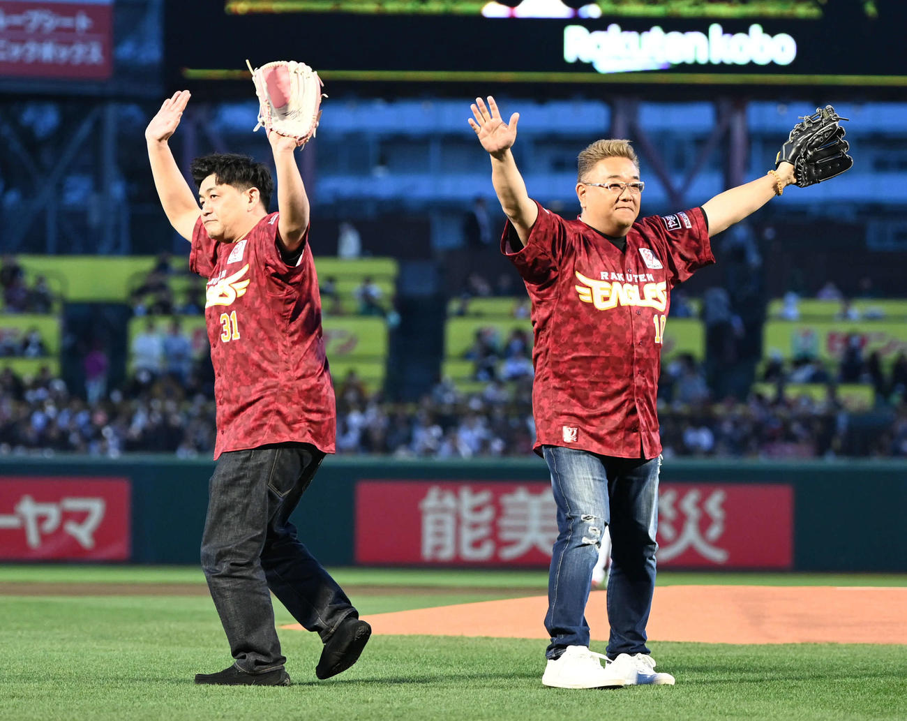 サンドウィッチマン伊達みきお（右）と富澤たけし（2024年3月撮影）