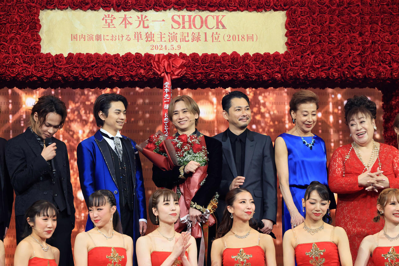 国内演劇・単独主演記録1位更新となる「Endless SHOCK」2018回公演達成で、カーテンコールで笑顔の堂本光一（中央）（撮影・浅見桂子）