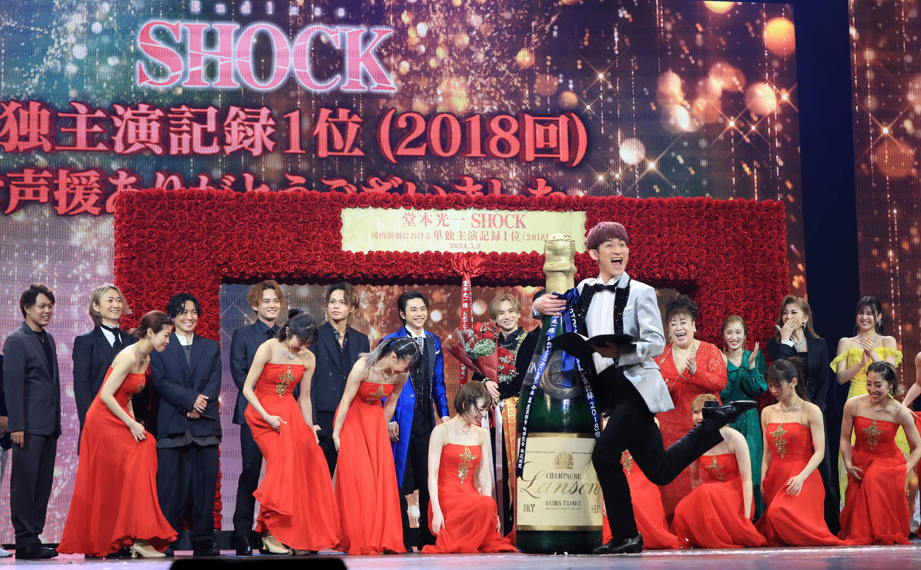 国内演劇・単独主演記録1位更新となる「Endless SHOCK」2018回公演達成で、カーテンコールの記念撮影前、ふぉ～ゆ～の松崎祐介（手前）がおどける奥で笑顔の堂本光一（中央奥）（撮影・浅見桂子）