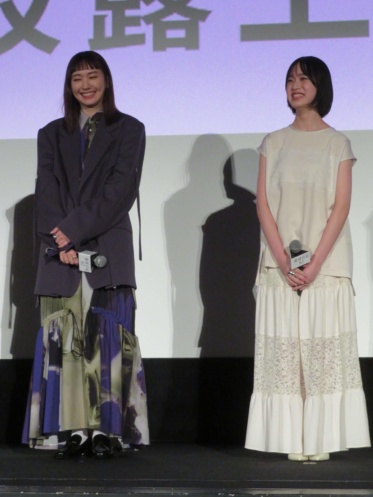 映画「違国日記」完成披露上映会に登壇した新垣結衣（左）と早瀬憩（撮影・村上幸将）