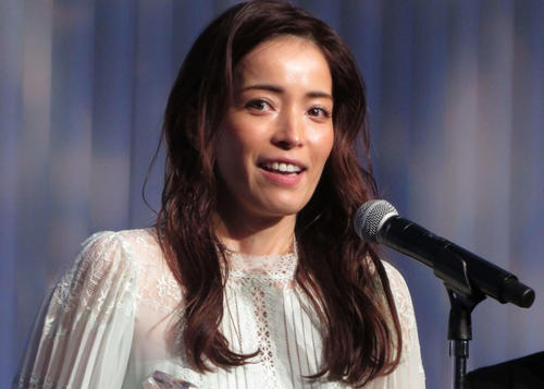 レコ大最優秀新人賞43歳歌手が金髪に”激変”「プリンセス」「かわいくて見惚れた」SNS驚き