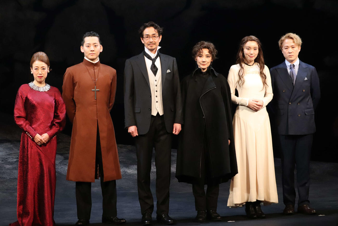 舞台「ハムレットQ1」初日前会見に出席した左から広岡由里子、牧島輝、吉田栄作、吉田羊、飯豊まりえ、大鶴佐助（撮影・加藤理沙）