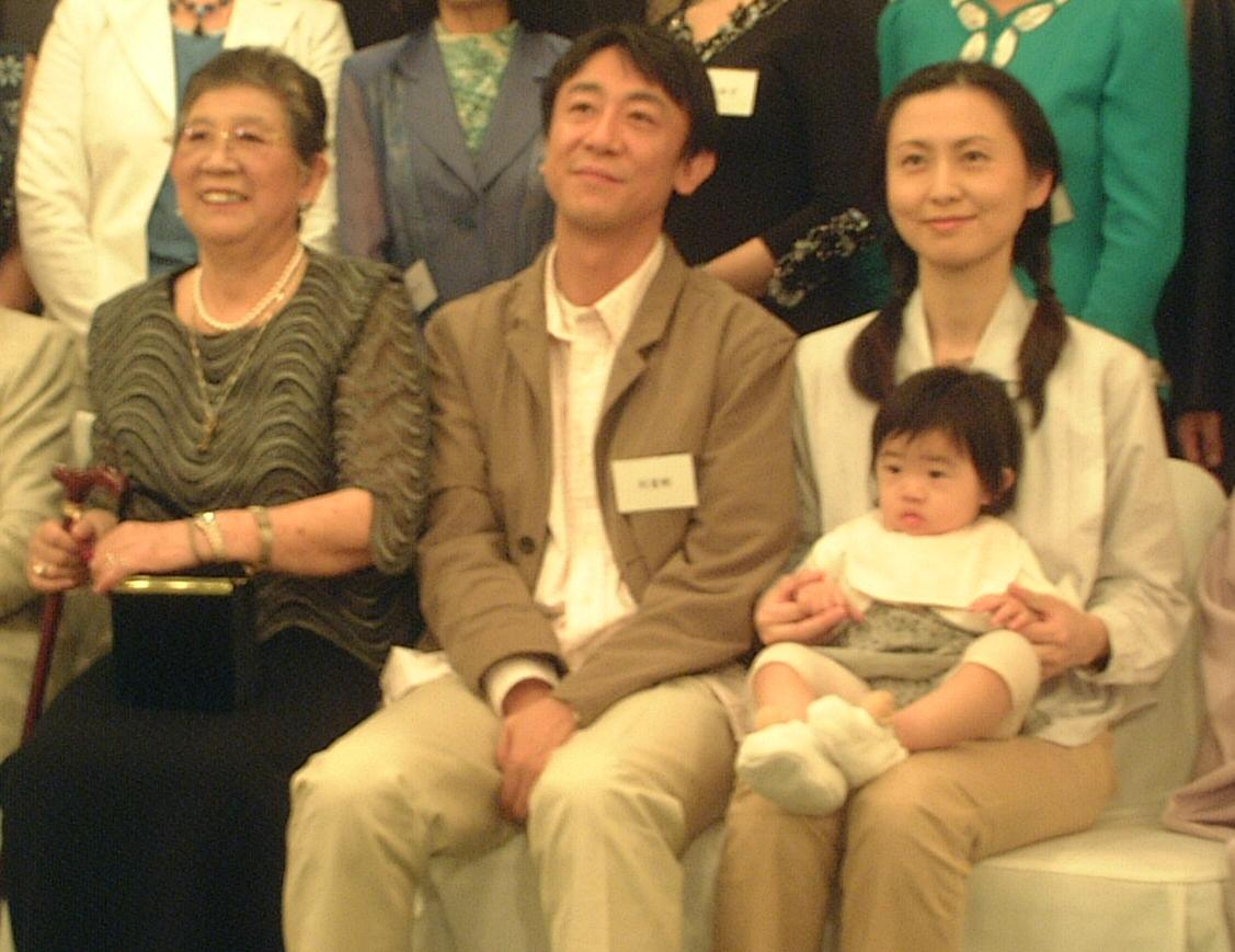 「小山内美江子さんを囲む会」での記念撮影。左から小山内美江子さん、長男で俳優の利重剛、妻の元プリンセスプリンセス今野登茂子、孫ののどかちゃん（05年5月撮影）