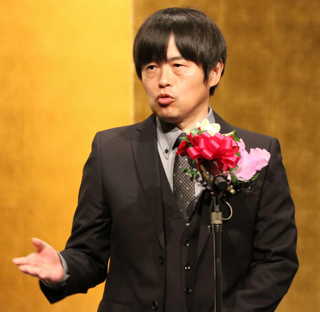 「第32回橋田賞授賞式」に出席し、橋田賞を受賞したバカリズム（撮影・塚本光）