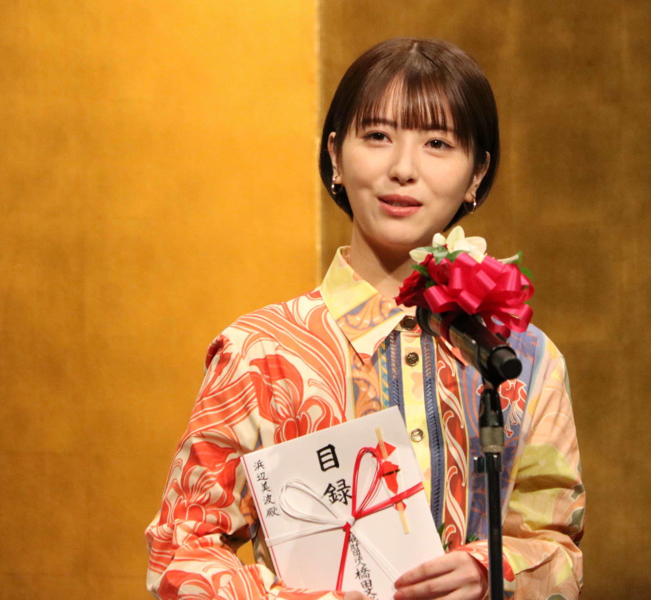 「第32回橋田賞授賞式」に出席し、橋田賞新人賞を受賞した浜辺美波（撮影・塚本光）