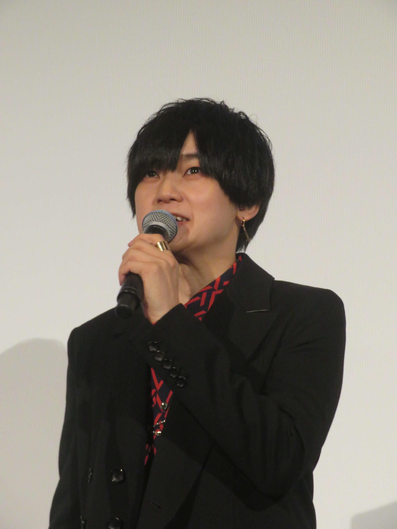 アニメ映画「コードギアス　奪還のロゼ」舞台あいさつで話す天崎滉平