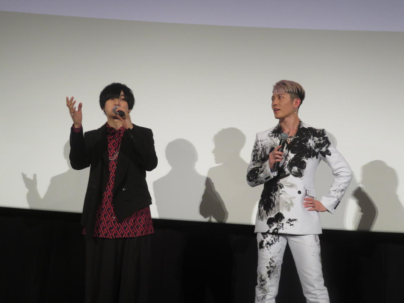 MIYAVI（右）のむちゃ振りで一人二役を実演する天崎滉平