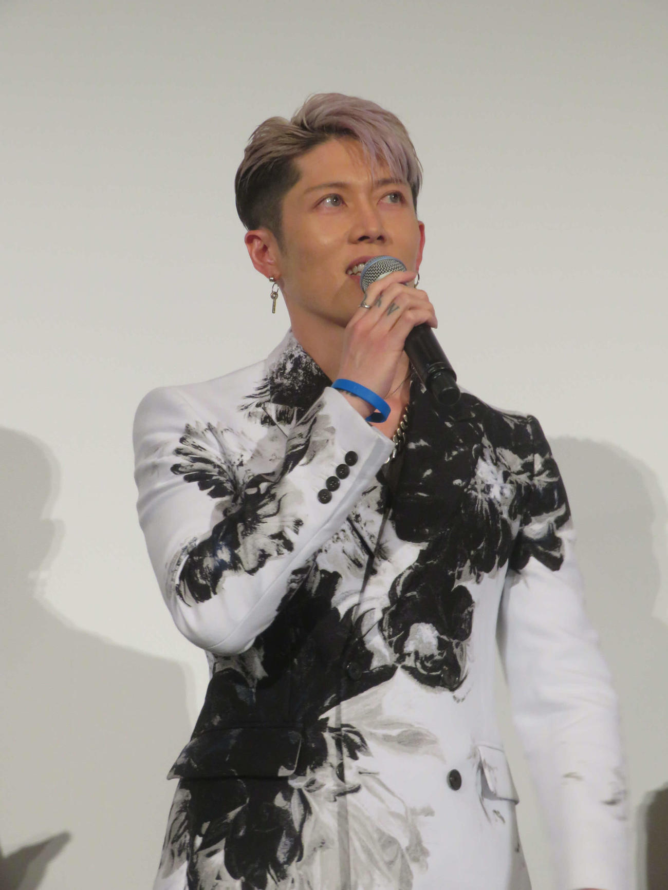 アニメ映画「コードギアス　奪還のロゼ」舞台あいさつで話すMIYAVI