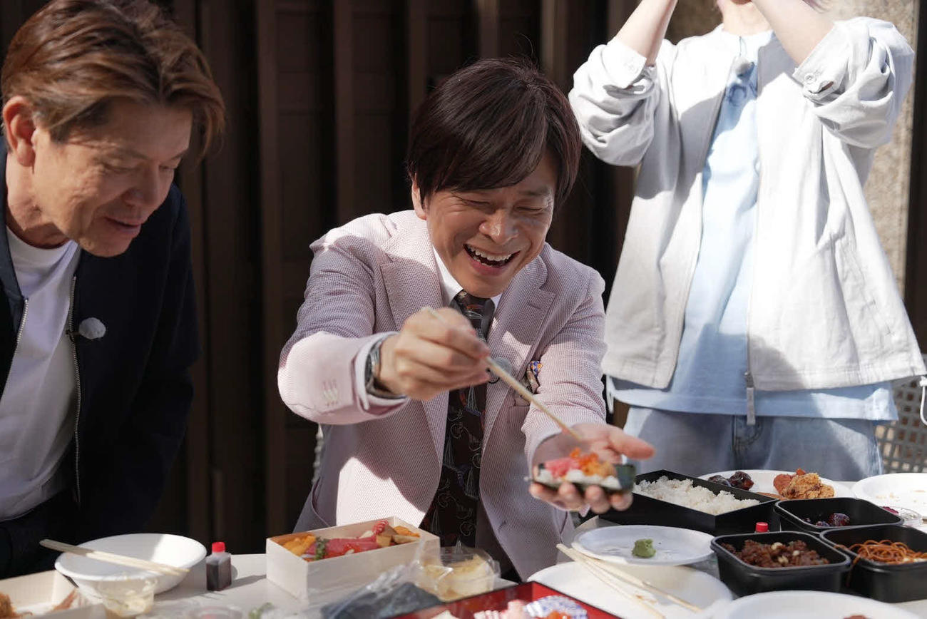 日本テレビ系特番「ヒロミのおせっ買い！」で差し入れ弁当を試食する武田真一アナ（中央）。左はヒロミ