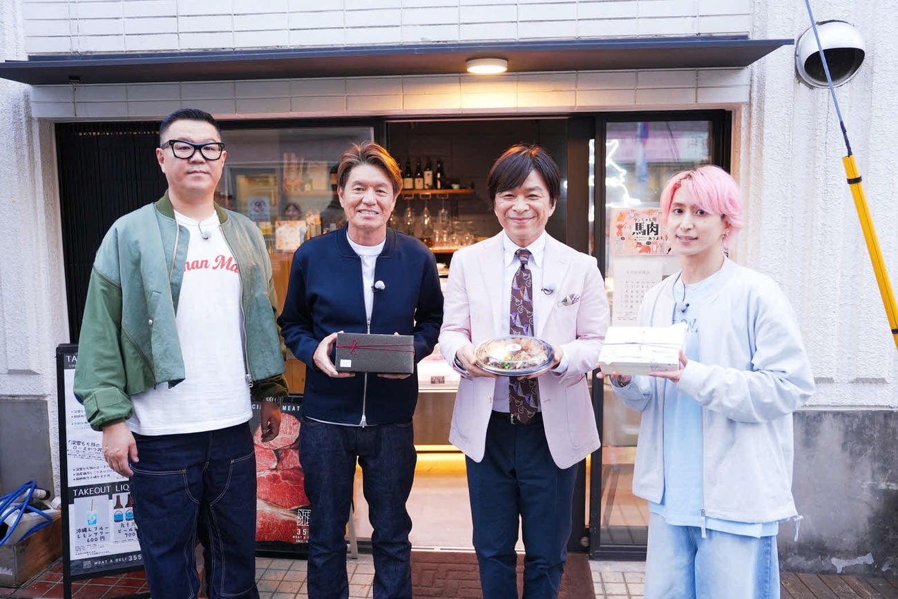 日本テレビ系特番「ヒロミのおせっ買い！」で差し入れ弁当を買った、左からシソンヌ長谷川忍、ヒロミ、武田真一アナ、SnowMan佐久間大介