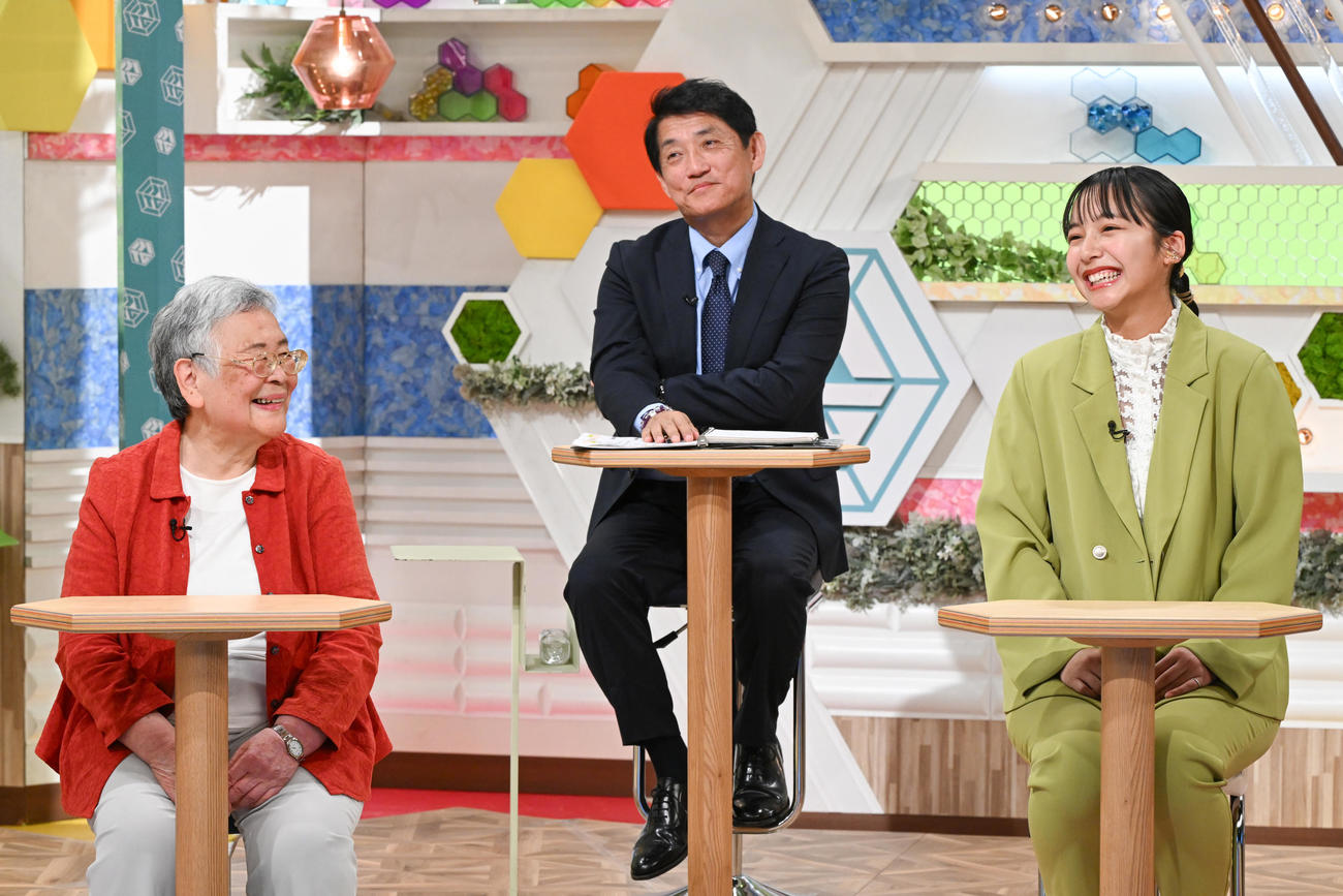 山之内すず（右端）らと共演したおばあちゃん