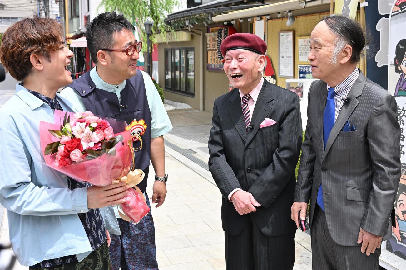 海原はるか（右側手前）かなた（同奥）から復帰を祝福されるなすなかかにし那須（左側手前）と中西（写真提供：MBS）