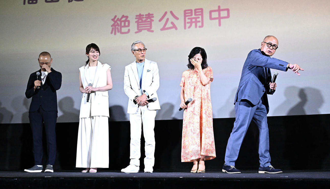 公開記念舞台あいさつの田山涼成（左から5人目）のトークに笑顔を見せる、左から久万真路監督、高月彩良、岩城滉一、宮崎美子（撮影・滝沢徹郎）