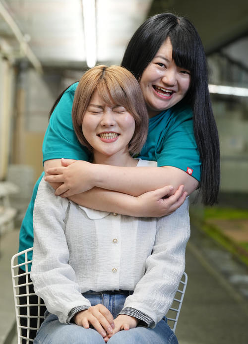 28歳金髪女性芸人”雰囲気激変”黒髪ショート姿公開しネット驚き「超絶可愛い」「いい女」