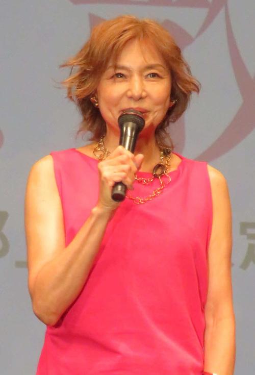 金髪似合う59歳山口智子、近づく還暦に「ひとまわりして生まれ変わる」　浜田雅功と大阪街ロケ