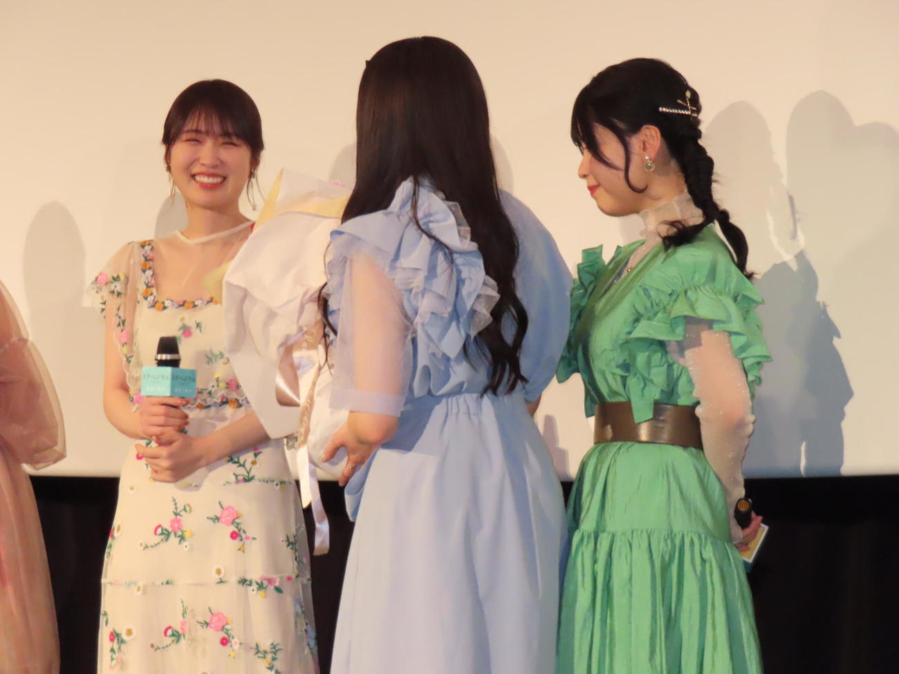 アニメ映画「トラペジウム」の公開記念舞台あいさつで花束を渡される高山一実（左）