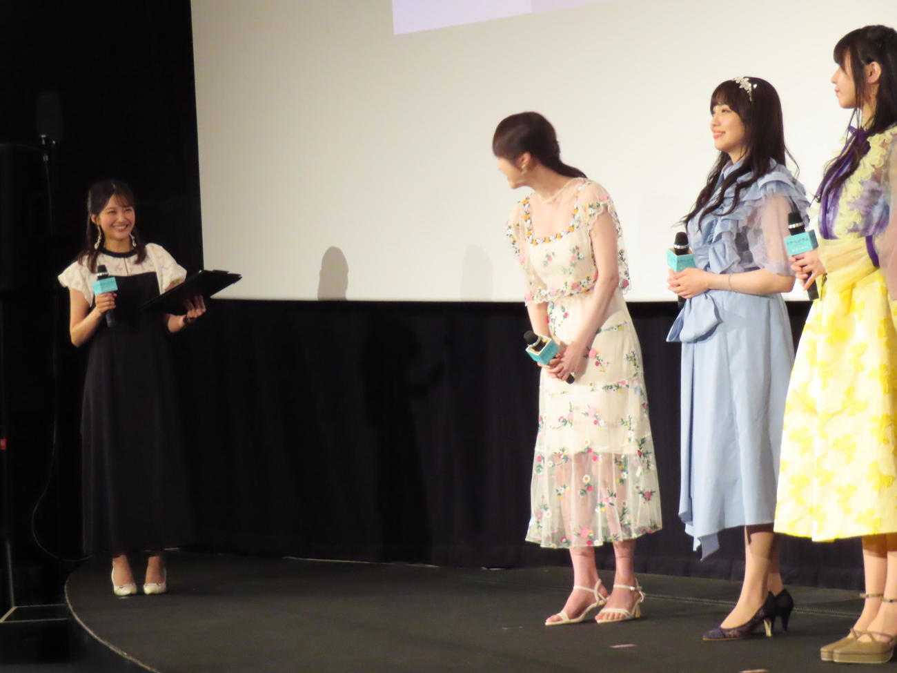 アニメ映画「トラペジウム」の公開記念舞台あいさつで司会を務めた原田葵アナウンサー（左）が、高山一実（左から2人目）と顔を見合わせて笑顔