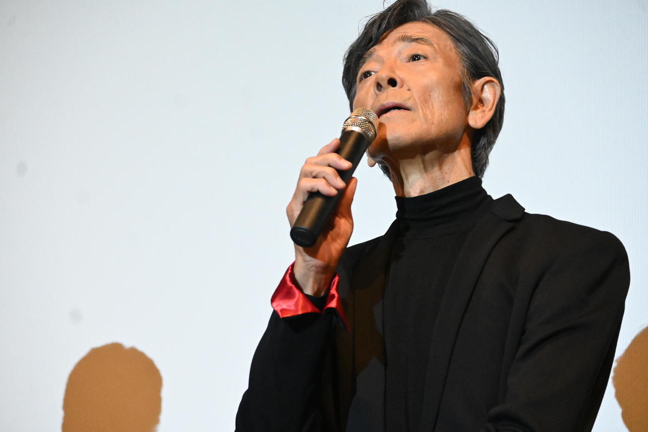 大阪市内で行われた映画「帰ってきた　あぶない刑事」の舞台あいさつで亡くなったスタッフのことを語り、涙ぐむ柴田恭兵（撮影・松浦隆司）