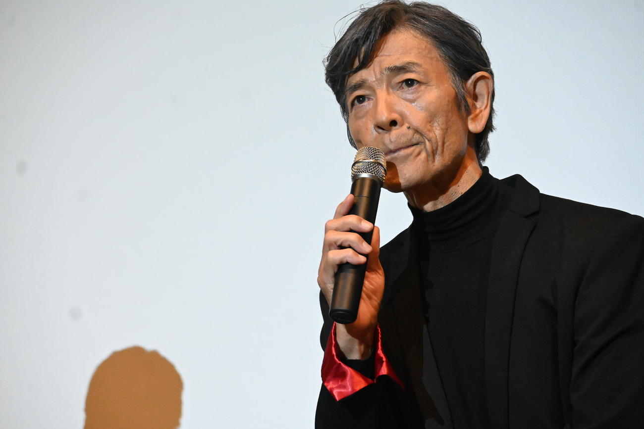 大阪市内で行われた映画「帰ってきた　あぶない刑事」の舞台あいさつで亡くなったスタッフのことを語り、涙ぐむ柴田恭兵（撮影・松浦隆司）