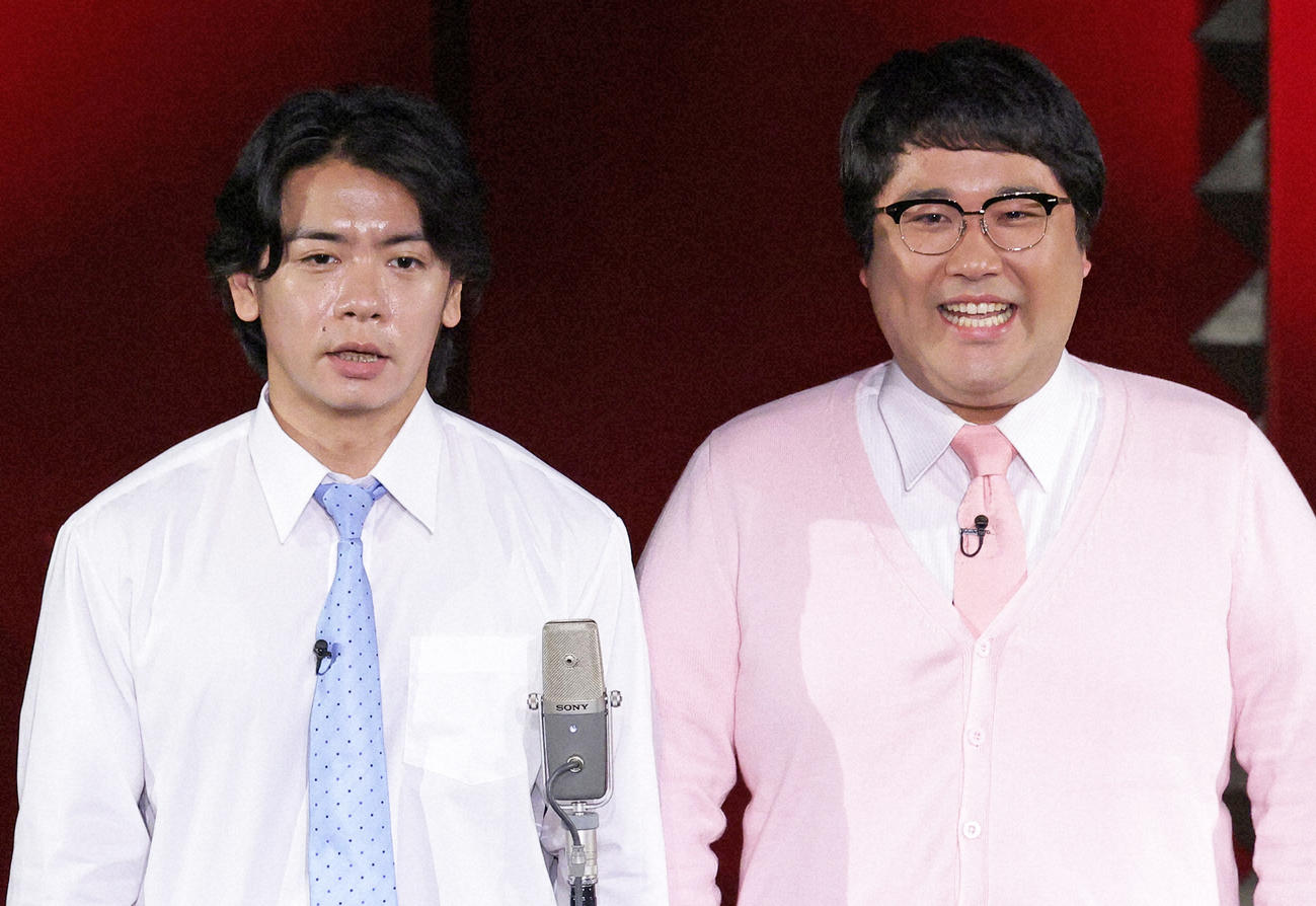 マヂカルラブリーの野田クリスタル（左）と村上（2022年撮影）