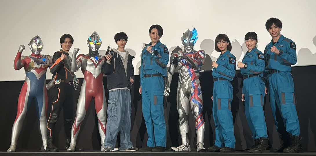 「ウルトラマンブレーザー　THE MOVIE　大怪獣首都激突」グランドフィナーレ舞台あいさつに出席した蕨野友也（左から5人目）ら