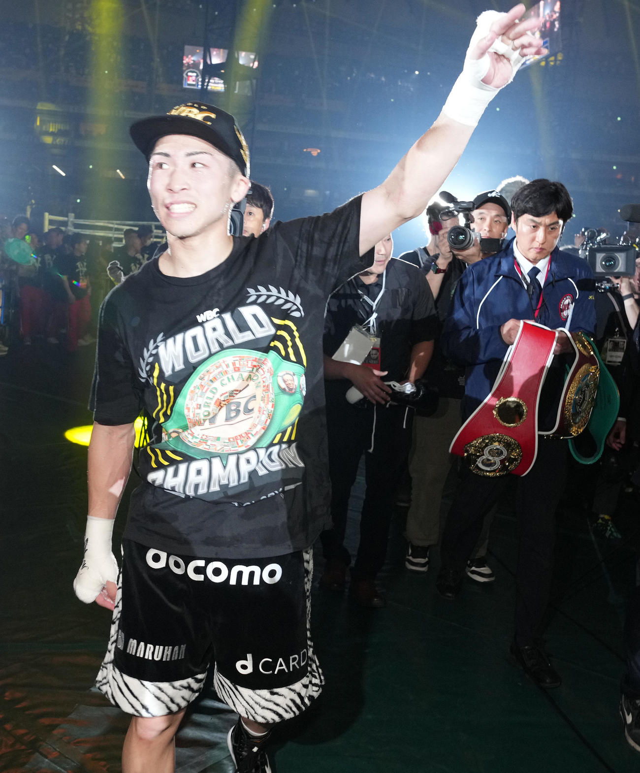 井上尚弥（左）の試合後、ベルトを手にするインスペクターのロバート山本博＝2024年5月6日