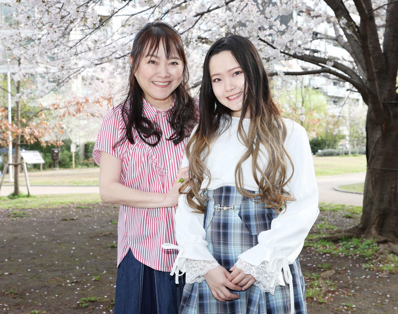 笑顔で寄り添う井上あずみ（左）とゆーゆ（23年3月撮影）