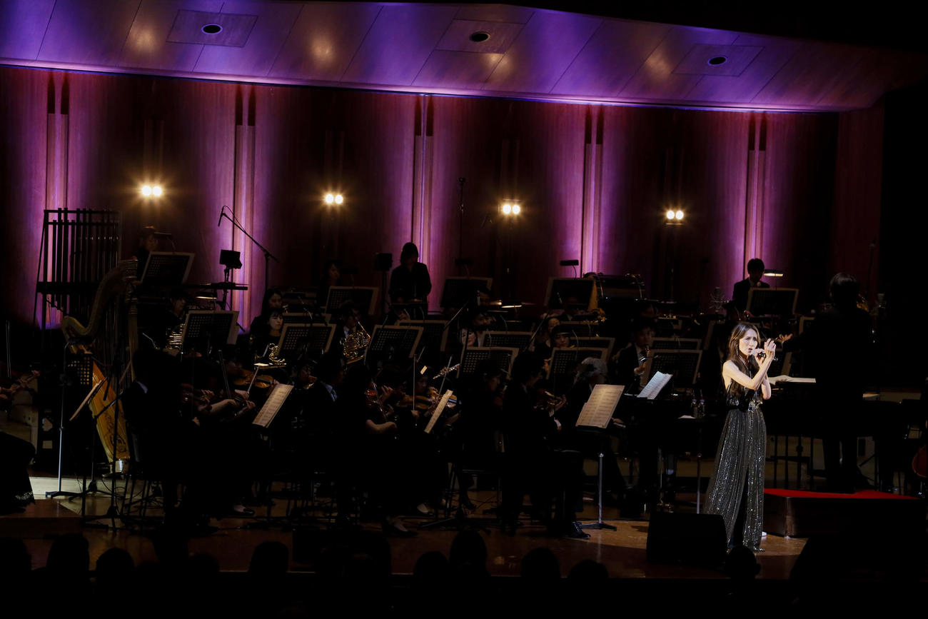 「PREMIUM SYMPHONIC CONCERT 2024」で歌う工藤静香