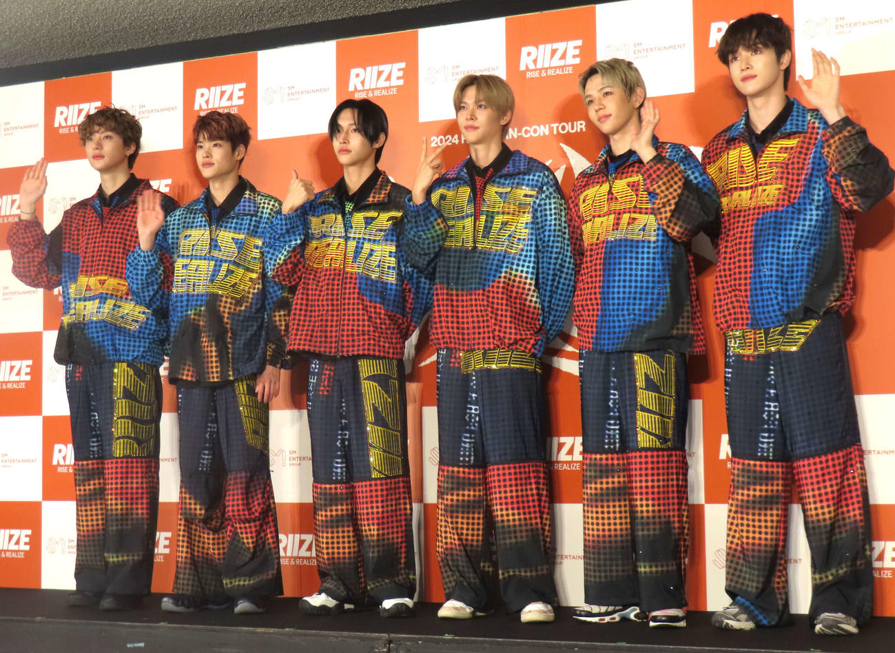 公開取材会に出席したRIIZE。左からアントン、ソヒ、ウォンビン、ウンソク、ショウタロウ、ソンチャン