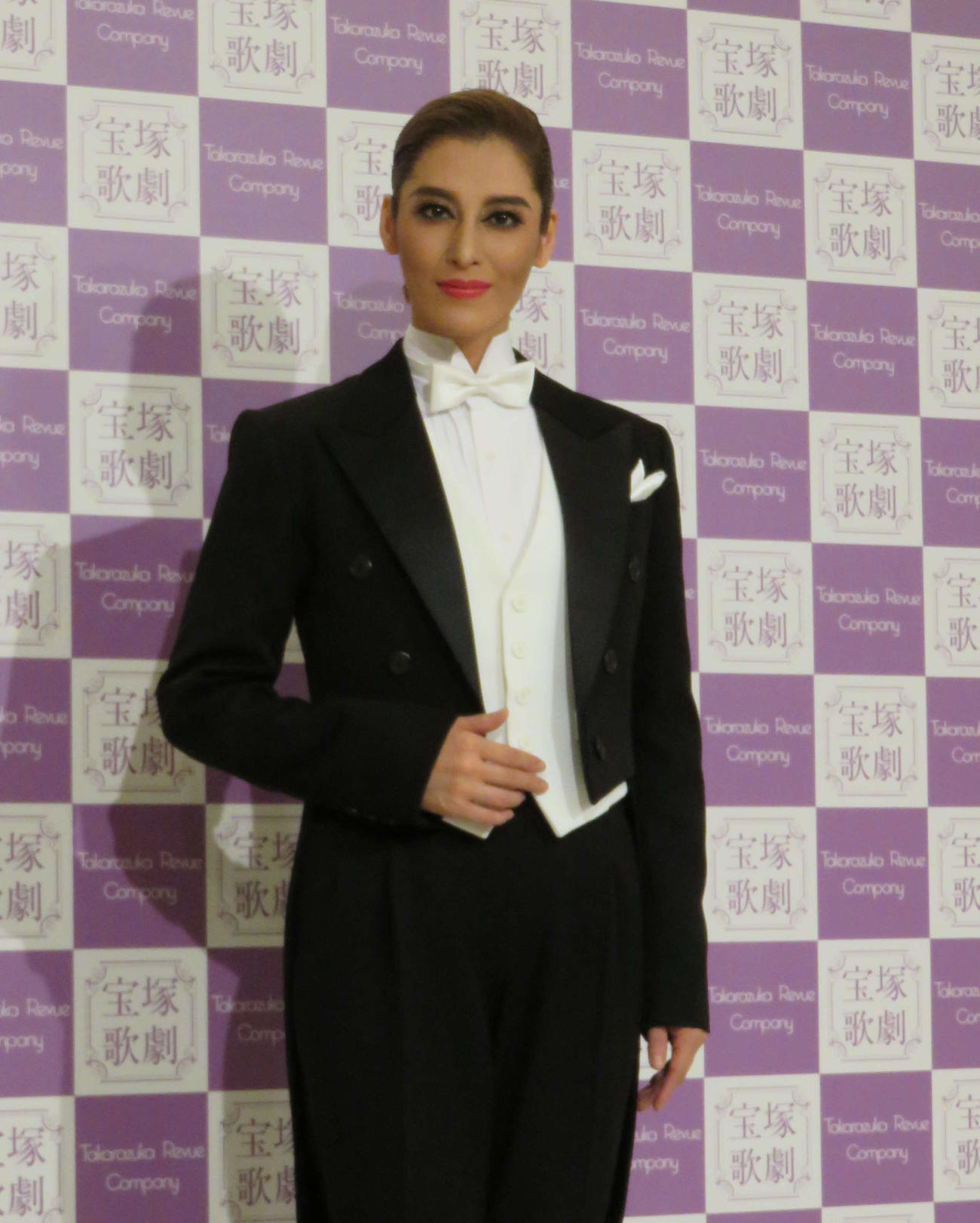 晴れやかな表情で退団会見に臨んだ月城かなと（撮影・村上久美子）
