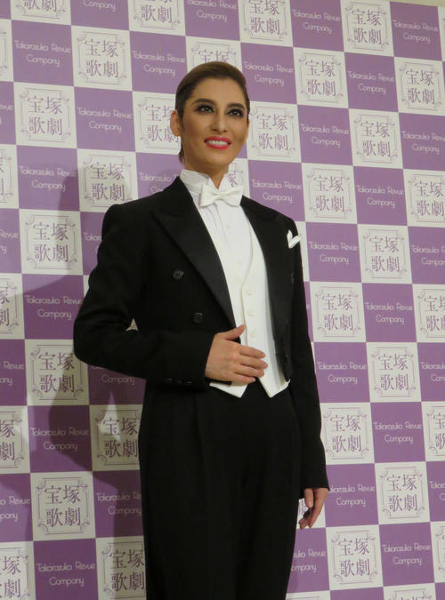 【宝塚】月組トップ月城かなと本拠地最後の大階段は黒えんび「自分に戻るの早い」「東京公演も」