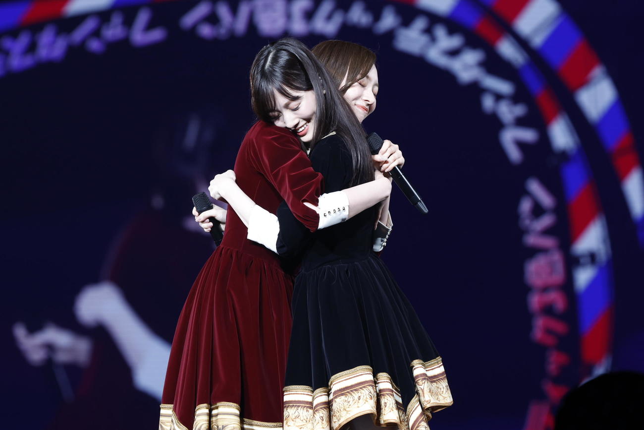 自身の卒業コンサートで梅澤美波（左）と抱き合う山下美月　（C）乃木坂46LLC