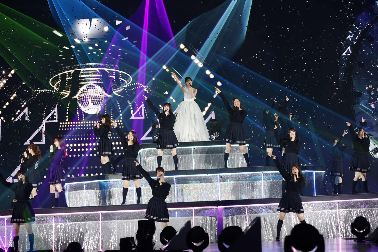 卒業コンサートのアンコールで「チャンスは平等」を披露する乃木坂46山下美月（中央）（C）乃木坂46LLC