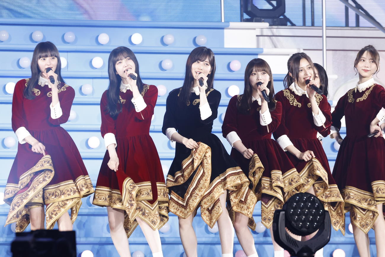 自身の卒業コンサートでパフォーマンスする乃木坂46山下美月（左から3人目）。前列左から遠藤さくら、久保史緒里、1人おいて与田祐希、井上和、弓木奈於　（C）乃木坂46LLC