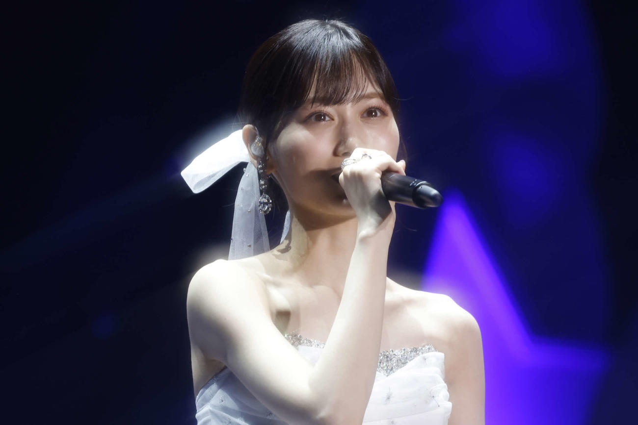 卒業コンサートのアンコールで、ドレス姿で登場した乃木坂46山下美月（C）乃木坂46LLC