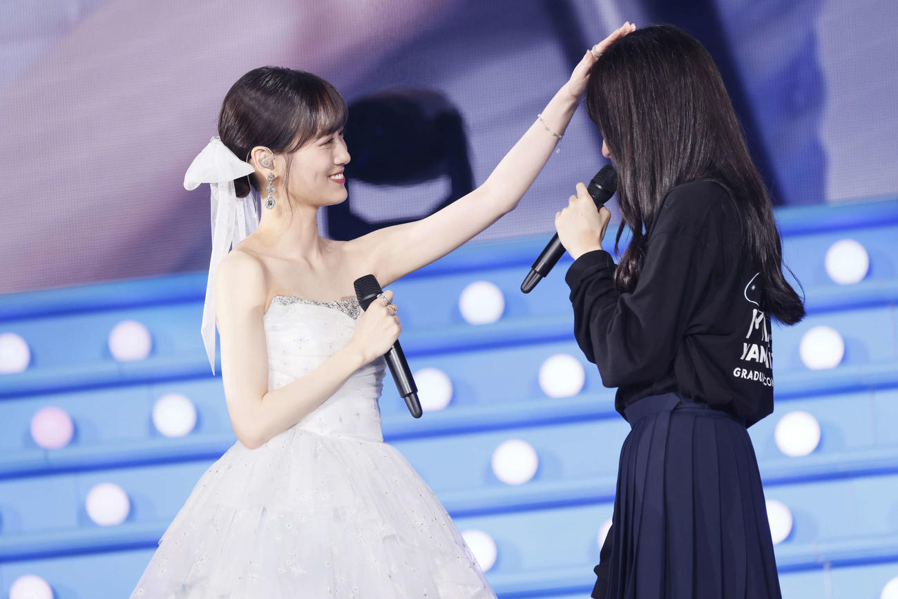 卒業コンサートでメンバーからのメッセージを受け取る乃木坂46山下美月（左）（C）乃木坂46LLC