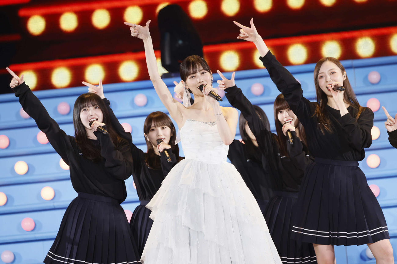 卒業コンサートのアンコールで「チャンスは平等」を披露する乃木坂46山下美月（中央）。左から久保史緒里、与田祐希、1人おいて岩本蓮加、梅澤美波（C）乃木坂46LLC