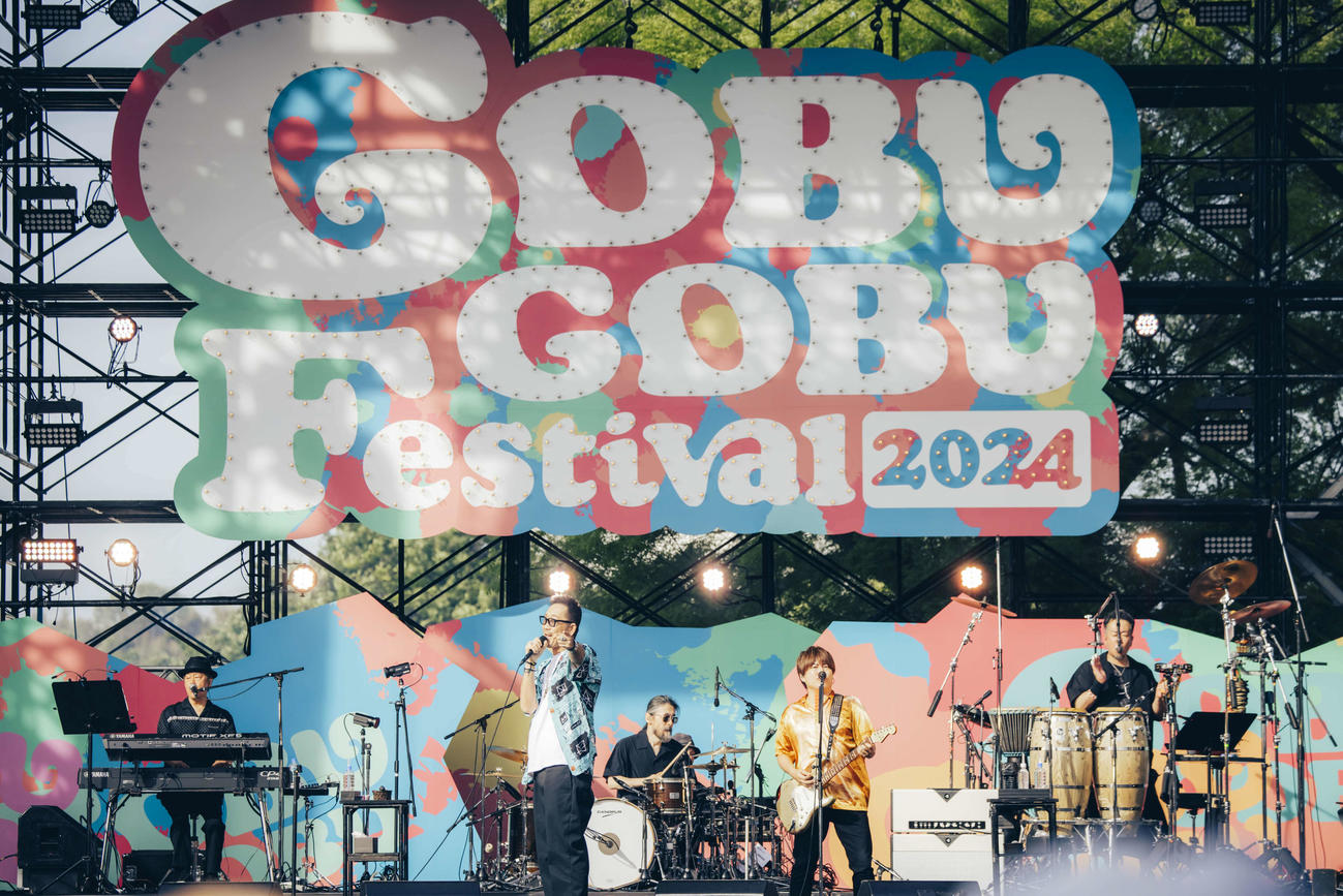 ごぶごぶフェス1日目に出演したコブクロ（C）GOBU GOBU Festival【撮影：ヨシモリユウナ】