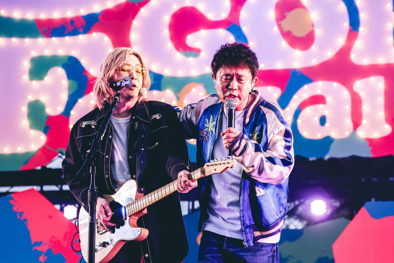熱唱するダウンタウン浜田雅功（右）と小室哲哉（C）GOBU GOBU Festival【撮影：渡邉一生】