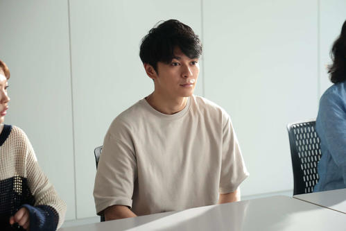 記憶を取り戻した遥斗について説明を受ける明日香／「366日」第６話あらすじ