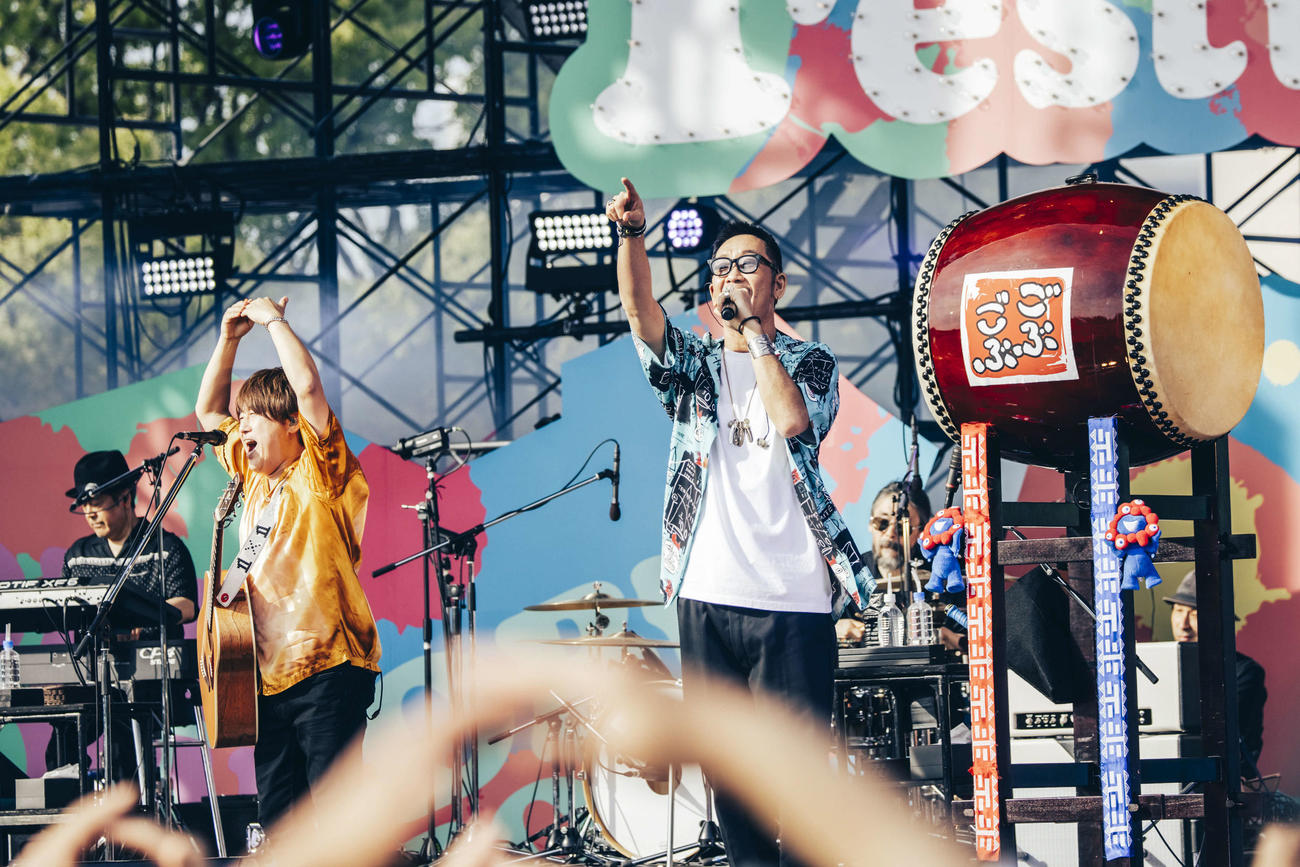 ごぶごぶフェス1日目に出演したコブクロ（C）GOBU GOBU Festival【撮影：ヨシモリユウナ】