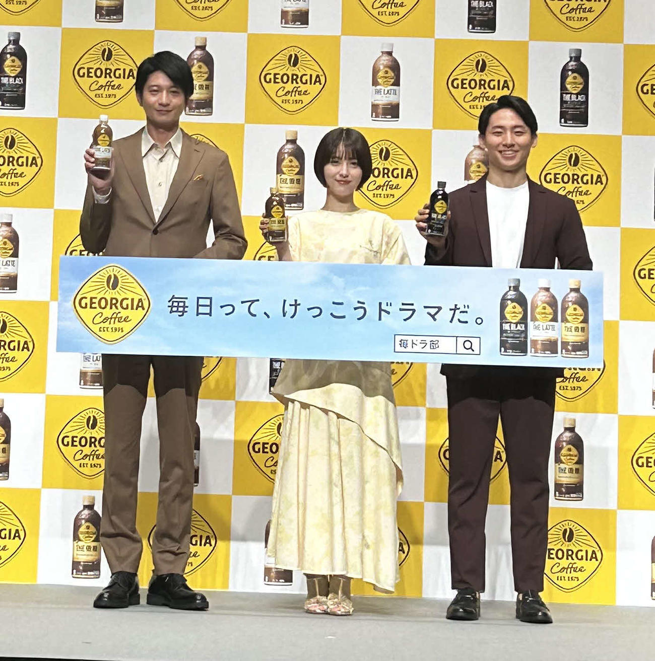 日本コカ・コーラの「『ジョージア』キャンペーン発表会」に出席した、左から向井理、浜辺美波、河村勇輝（撮影・松尾幸之介）