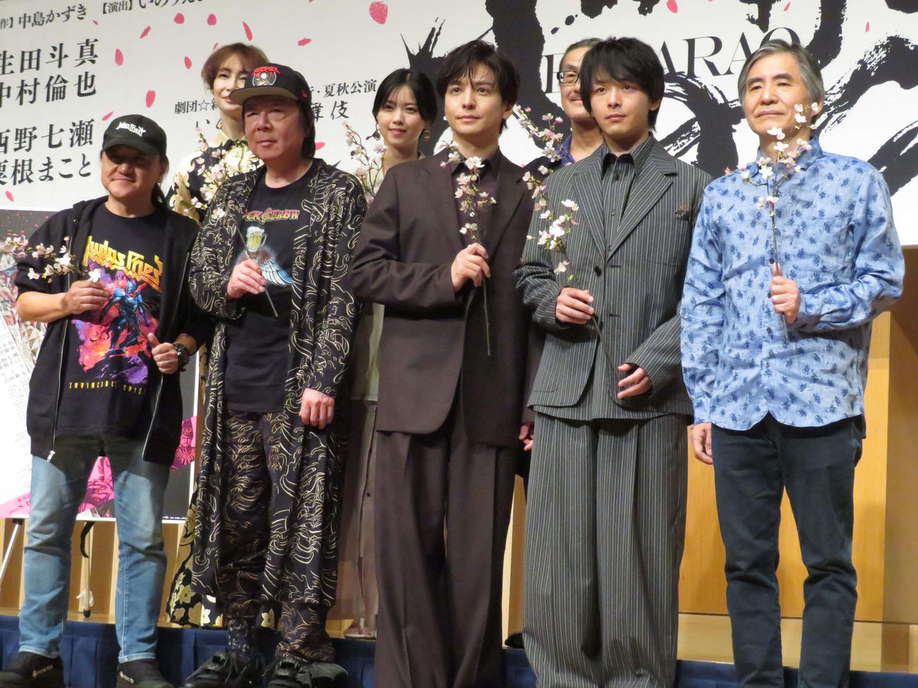 劇団☆新感線44周年興行・夏秋公演　いのうえ歌舞伎「バサラオ」制作発表に出席した左から演出のいのうえひでのり、りょう、古田新太、西野七瀬、生田斗真、粟根まこと、中村倫也、脚本の中島かずき