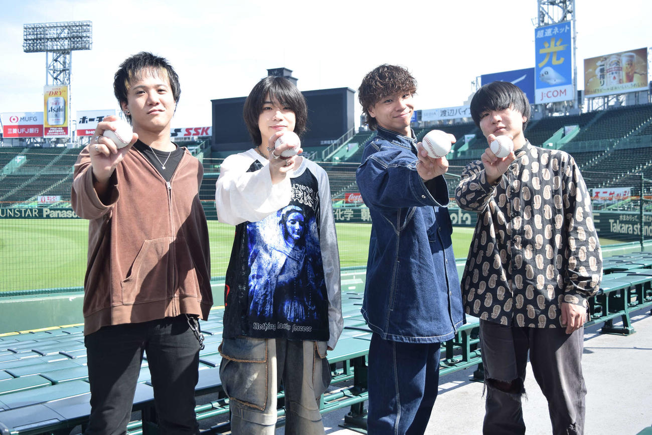 夏の甲子園応援ソングを歌う、左から）「ねぐせ。」しょうと、りょたち、なおと、なおや（撮影・阪口孝志）