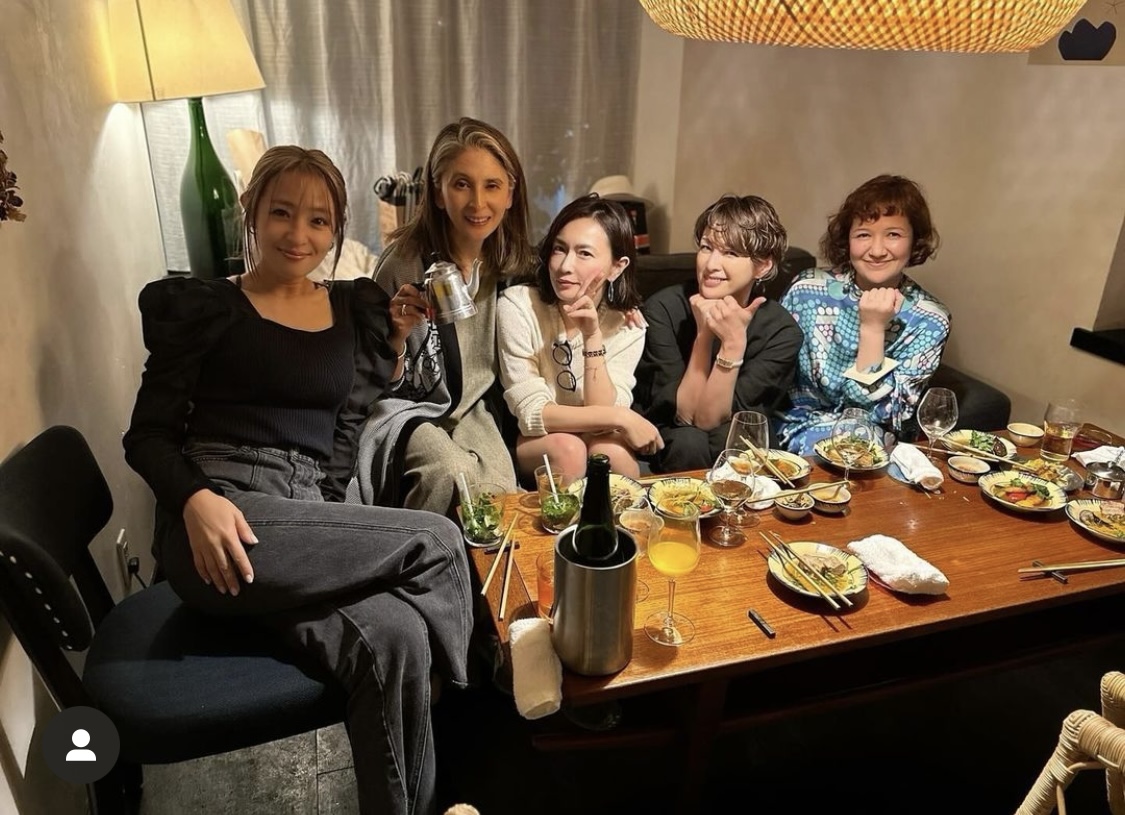 大沢あかね（左端）、吉瀬美智子（右から2人目）ら（長谷川京子のインスタグラムから）