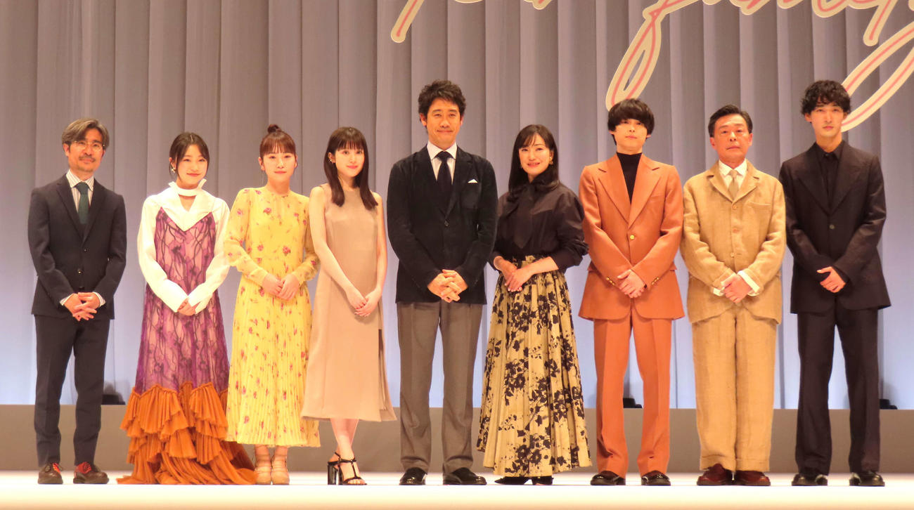 映画「ディア・ファミリー」完成披露舞台あいさつに登壇した、左から月川翔監督、新井美羽、川栄李奈、福本莉子、大泉洋、菅野美穂、松村北斗、光石研、上杉柊平