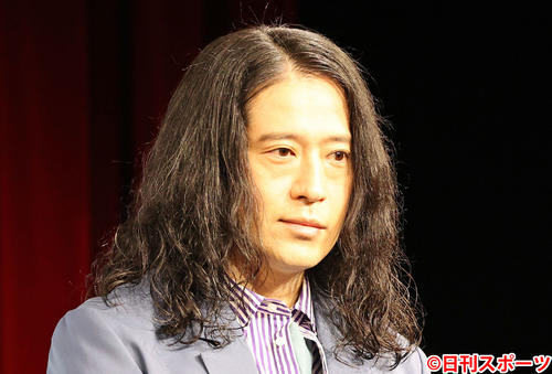 又吉直樹「傘と傘がすれ違うとき」めぐる投稿が反響「距離感バグってる人多いですよね」